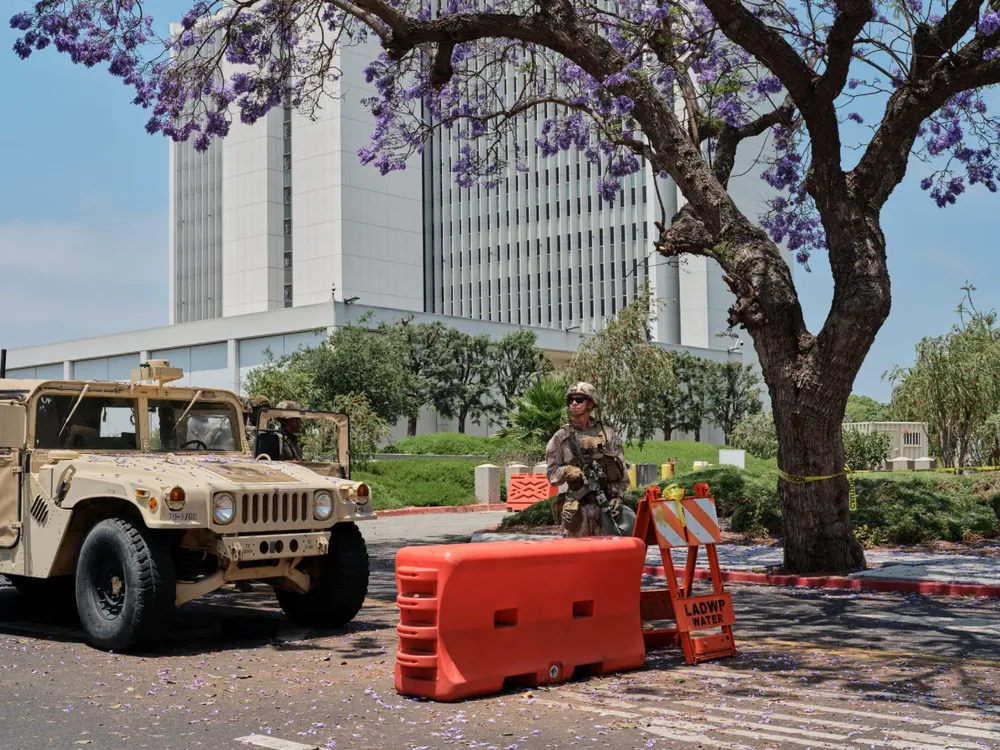 Thủy quân lục chiến canh gác trạm kiểm soát tại Tòa nhà Liên bang Wilshire ở Los Angeles hôm 13-6. Ảnh: THE NEW YORK TIMES