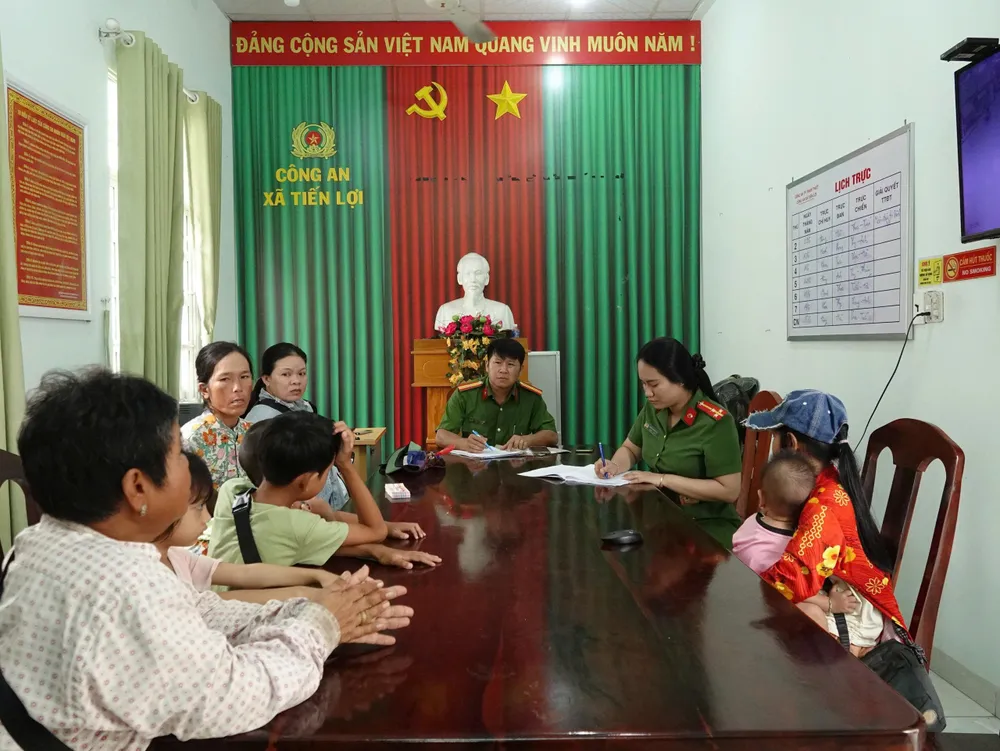 Công an xã Tiến Lợi làm việc với các phụ nữ, trẻ em từng bị Ánh cướp giật vé số.