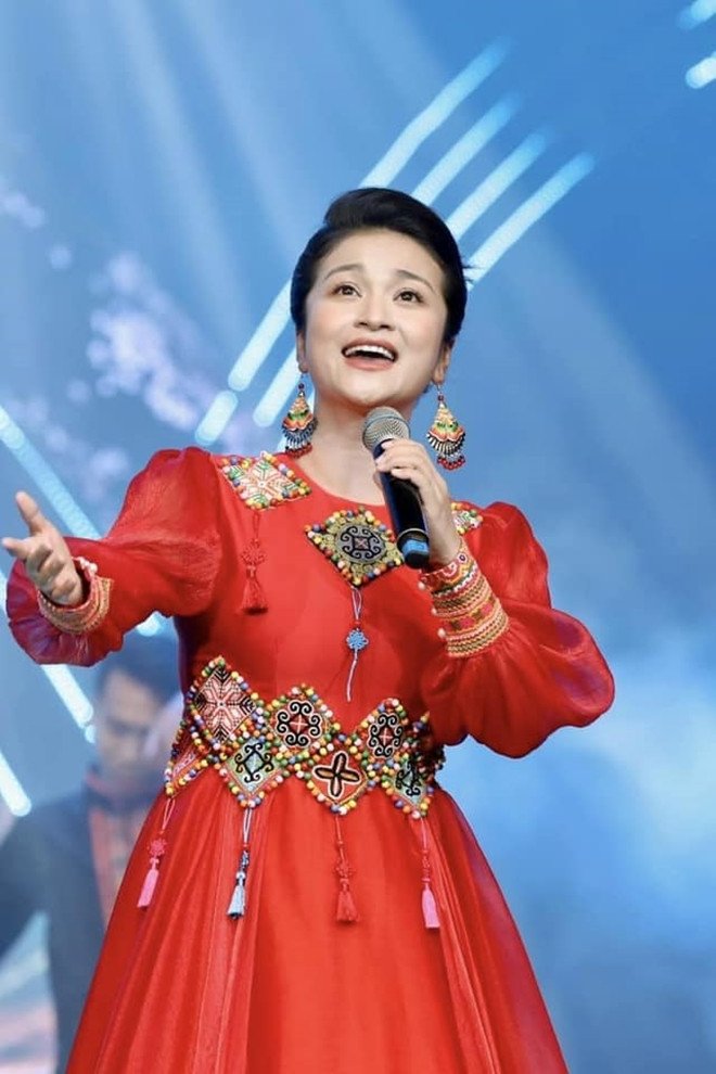 Tố Hoa lớn lên ở Tuyên Quang, đắm mình trong âm nhạc từ bé và kiên định với dòng nhạc truyền thống.