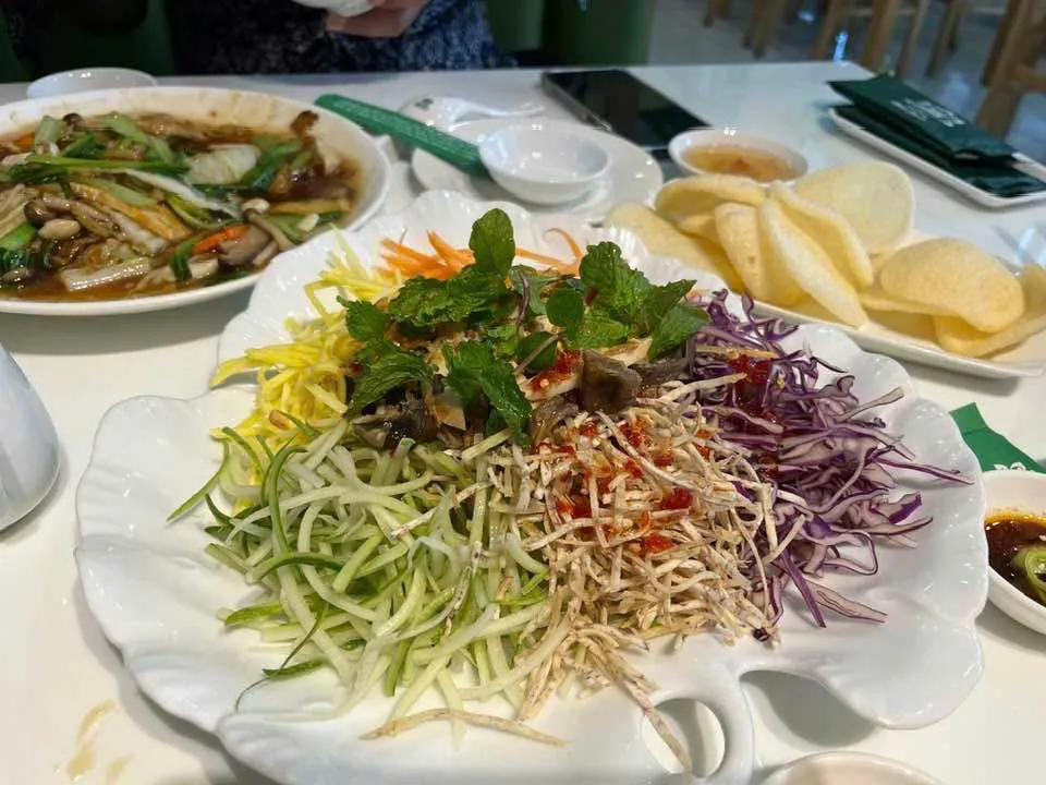 Một chế độ ăn ít thực phẩm chế biến sẵn, giàu trái cây, rau xanh và ngũ cốc nguyên hạt sẽ thúc đẩy chức năng gan tối ưu. Ảnh: PHƯƠNG LÊ.