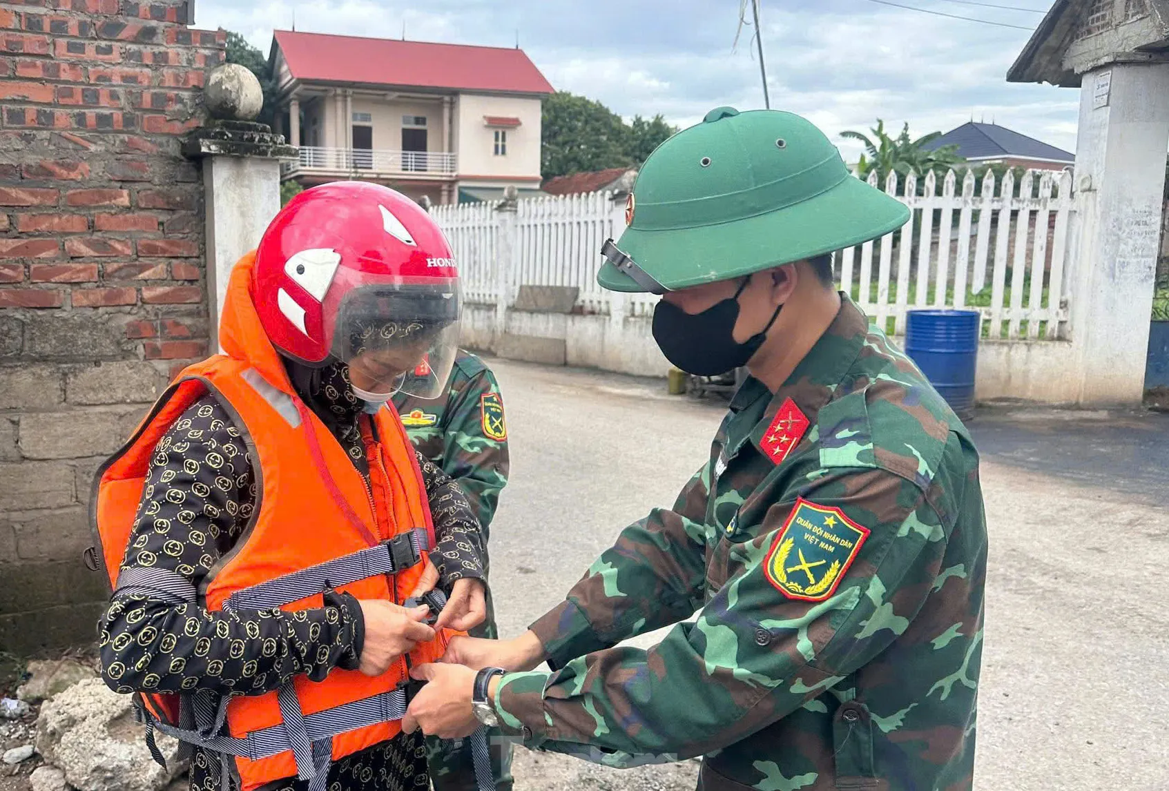 Hình ảnh bộ đội dùng phà quân sự đưa người dân qua sông Hồng - 1