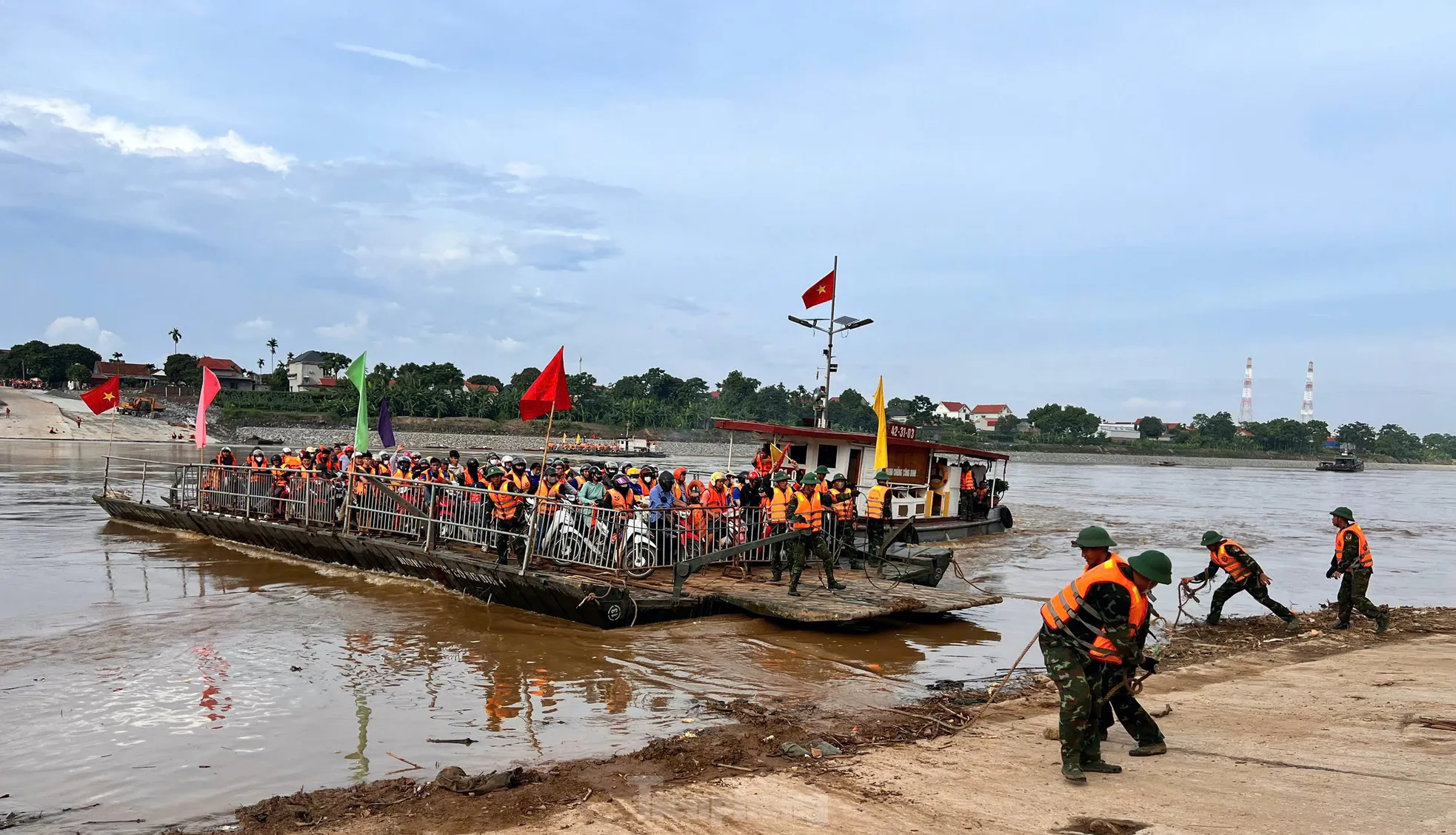 Hình ảnh bộ đội dùng phà quân sự đưa người dân qua sông Hồng - 11
