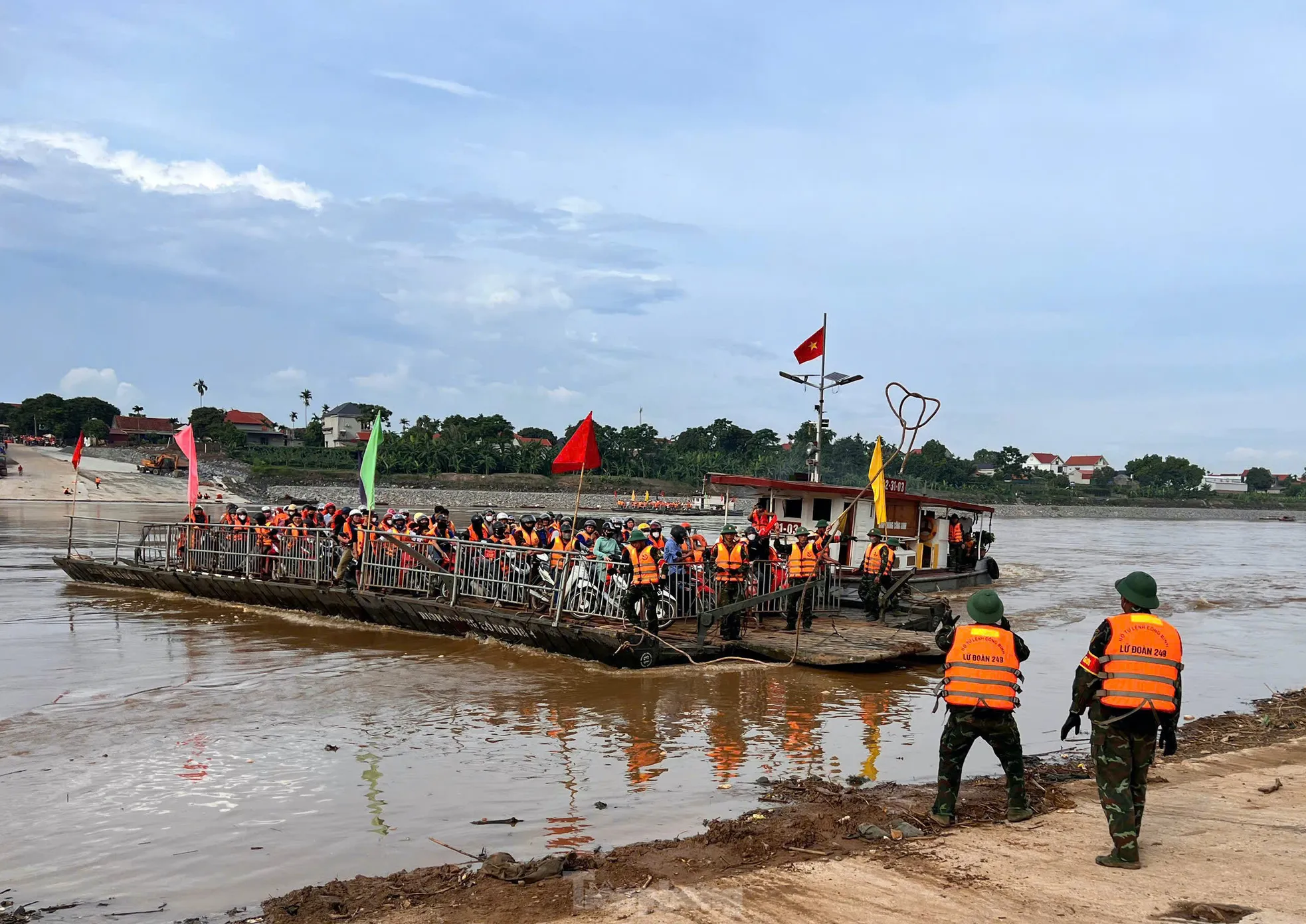 Hình ảnh bộ đội dùng phà quân sự đưa người dân qua sông Hồng - 3