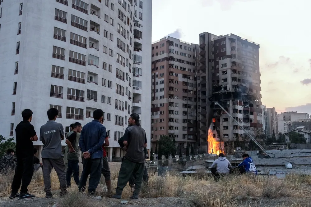 Một khu vực ở Tehran (Iran) bị thiệt hại sau cuộc tấn công của Israel hôm 13-6. Ảnh: THE NEW YORK TIMES
