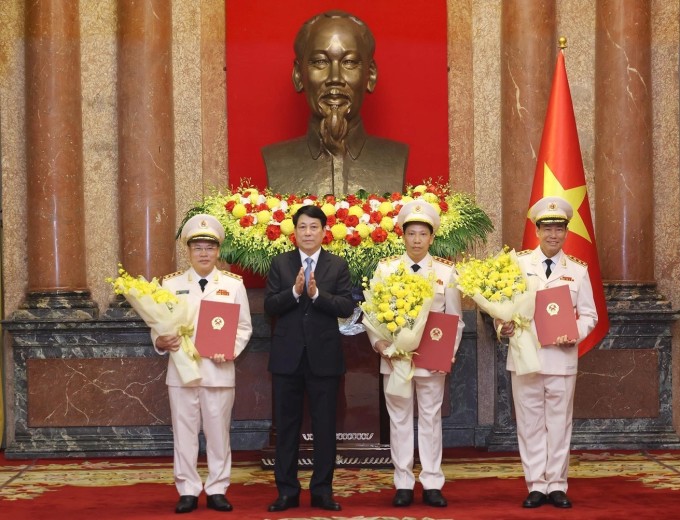 Chủ tịch nước Lương Cường trao quyết định cho ba Thượng tướng Lê Tấn Tới, Lê Văn Tuyến và Nguyễn Văn Long (từ phải qua trái). Ảnh: TTXVN