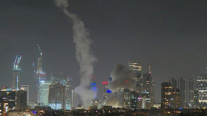 Khói bốc lên ở Tel Aviv - Israel sau khi Iran tấn công vào đây bằng tên lửa đêm 13-6 rạng sáng 14-6. Ảnh: AP