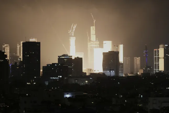 Bầu trời Israel khi Iran triển khai chiến dịch tấn công đáp trả. (Ảnh: AP)