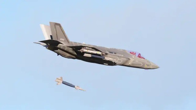 Tiêm kích F-35 thả bom dẫn đường GBU-12. (Nguồn: MW)