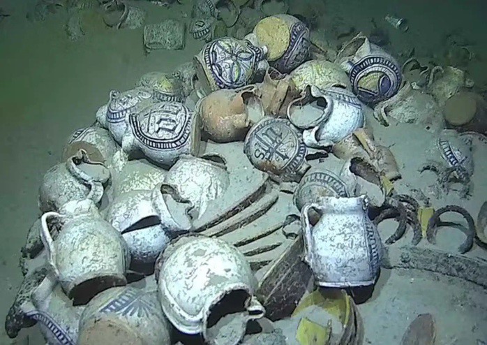 Hàng hóa 5 thế kỷ trước bên trong "tàu ma" sâu nhất nước Pháp, nay đã trở thành một kho báu lớn nhờ niên đại, lịch sử và độ nguyên vẹn khó tin - Ảnh: HẢI QUÂN PHÁP