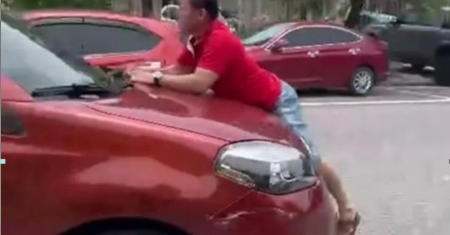 Video người đàn ông bám nắp capo ngăn tài xế bỏ...