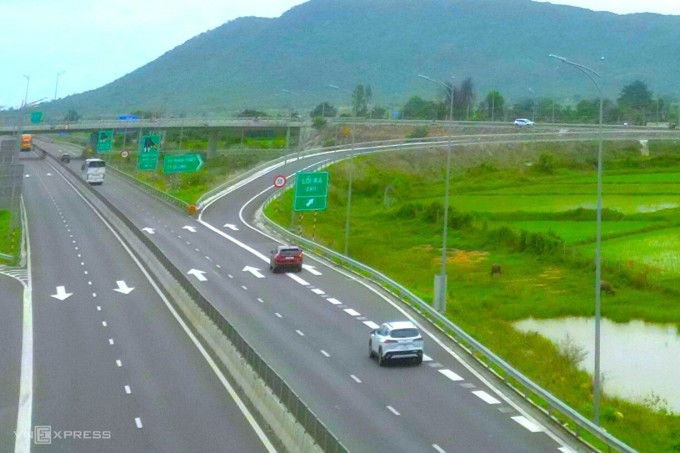 Vạch kẻ đường trên lối ra quốc lộ 28 trên cao tốc Vĩnh Hảo - Phan Thiết tại nút giao Ma Lâm (Bình Thuận) đang gây tranh cãi. Ảnh: Việt Quốc