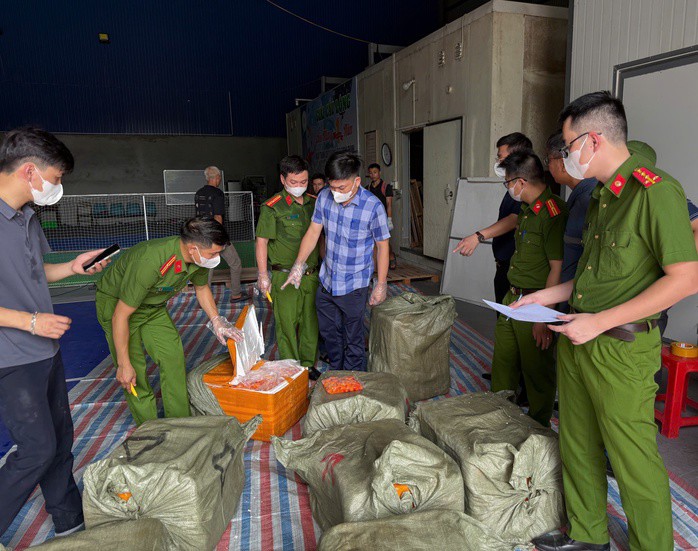 Theo Công an tỉnh Nam Định, dù được bảo quản nhưng nhiều mặt hàng đã bốc mùi hôi thối