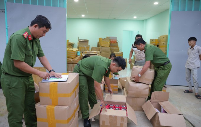 Cảnh sát khám xét kho hàng nhiều mỹ phẩm không rõ nguồn gốc. Ảnh: Hồng Tuyết