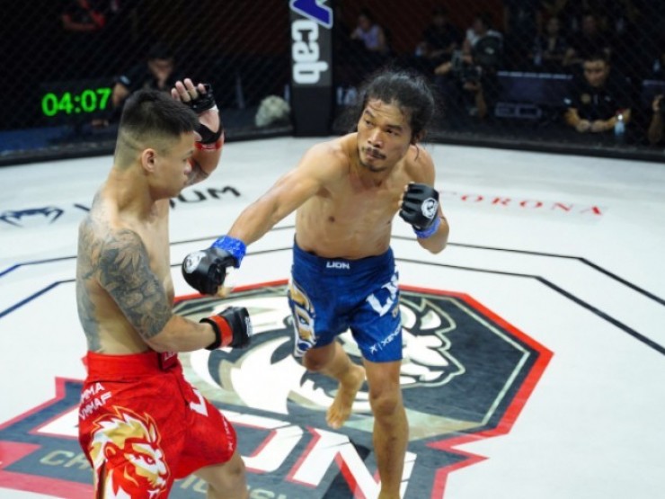 “Kim Mao Sư Vương“ thắng “Đầu bếp“ Đình Khải theo nhịp đếm khán giả ở sàn MMA Việt