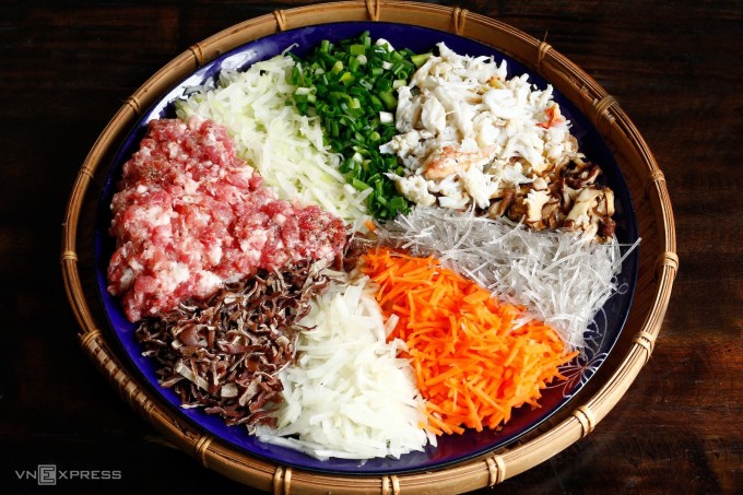 Nhân nem đảm bảo khô ráo trước khi gói. Ảnh: Bùi Thủy