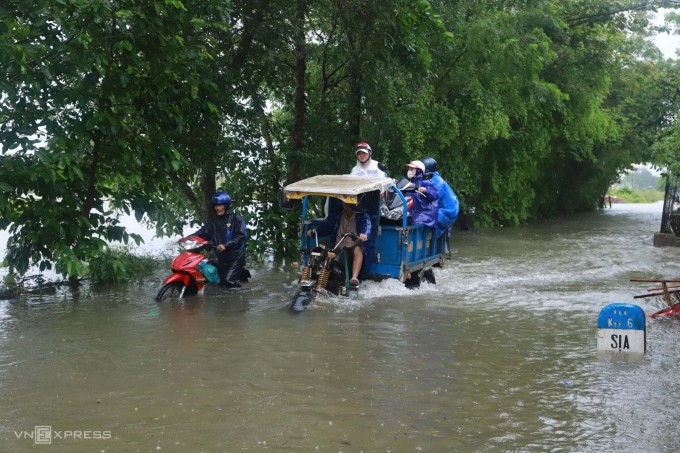 Mưa gây ngập lụt ở TP Huế. Ảnh: Võ Thạnh