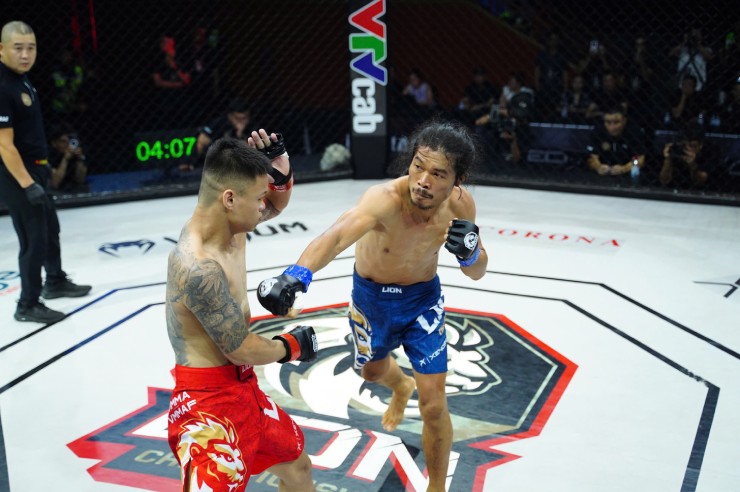 Trọng Trọng Kim (quần xanh) hạ đo ván "Đầu bếp" Đình Khải (quần đỏ) theo nhịp đếm của khán giả