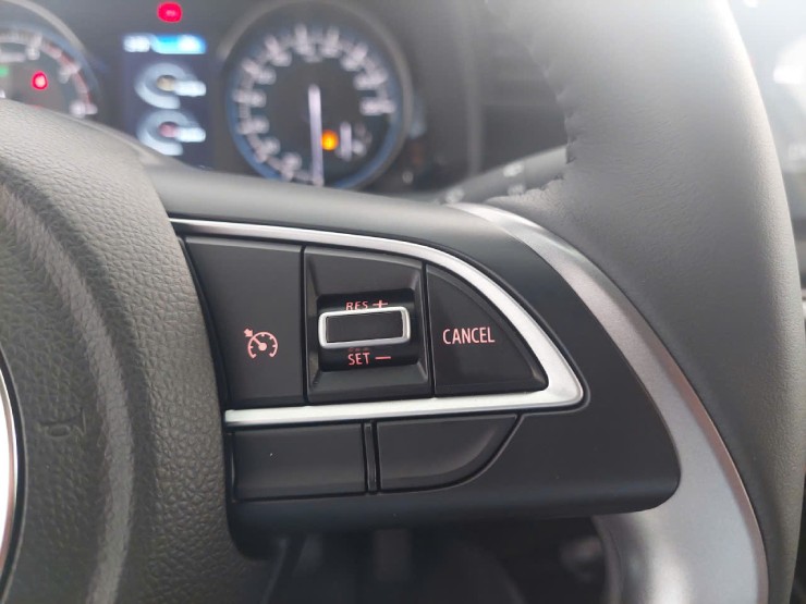 XL7 Hybrid: Xe dịch vụ, chủ xe… hết đường chê - 14