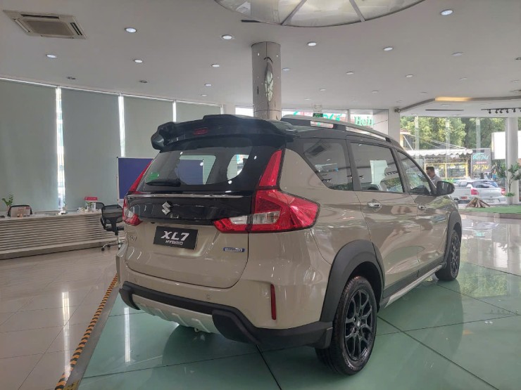 XL7 Hybrid: Xe dịch vụ, chủ xe… hết đường chê - 3