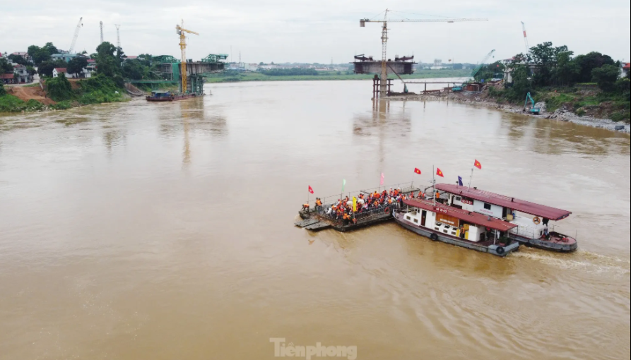 Hình ảnh bộ đội dùng phà quân sự đưa người dân qua sông Hồng - 5