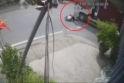 Clip: Phóng nhanh qua điểm giao cắt, cô gái lao thẳng xe vào đầu container