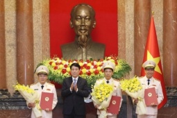 Ba thứ trưởng công an được thăng cấp bậc hàm thượng tướng