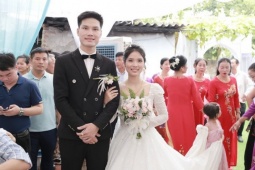 Hẹn hò qua ô cửa sổ, cặp đôi nhà sát vách ở Hà Nội có màn đón dâu thần tốc