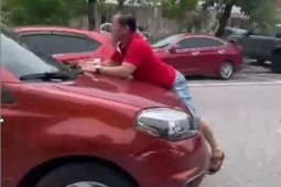 Video người đàn ông bám nắp capo ngăn tài xế bỏ chạy sau vụ va chạm giao thông