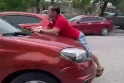 Video người đàn ông bám nắp capo ngăn tài xế bỏ chạy sau vụ va chạm giao thông