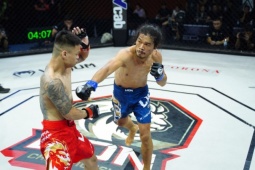 "Kim Mao Sư Vương" thắng "Đầu bếp" Đình Khải theo nhịp đếm khán giả ở sàn MMA Việt