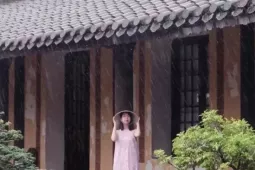 Miền Trung mưa bão, du khách vẫn khám phá theo cách riêng