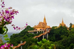 Ngôi chùa ở An Giang như  ' lơ lửng trên cao ' , khách leo 240 bậc đến chiêm bái