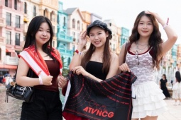 Hàng nghìn người 'đội nắng' để gặp Anh trai chông gai