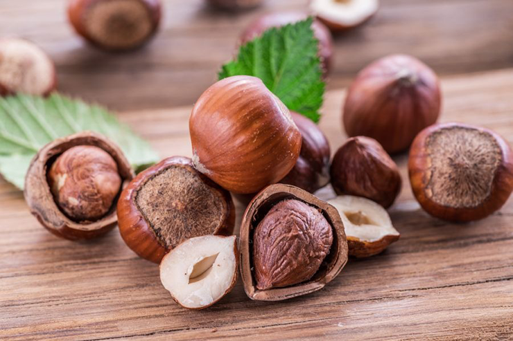 Giá bán hạt dẻ và hạt phỉ cũng có sự chênh lệch rất lớn. Nếu như hạt dẻ có giá chỉ từ 40.000 - 120.000 đồng/kg (tùy loại tươi hay chín) thì giá bán hạt phỉ lên tới 850.000 - 1,3 triệu đồng/kg, tức là gấp 10 lần hạt dẻ.
