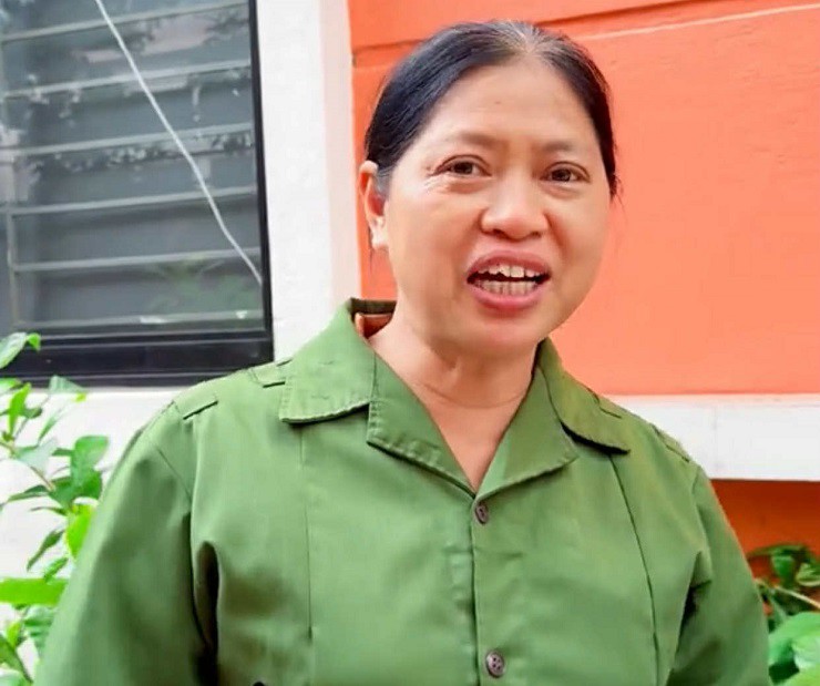 Trước khi nổi tiếng trên mạng xã hội, bà Tuyết có cuộc sống vất vả, phải làm lao công, đồng nát để kiếm sống.