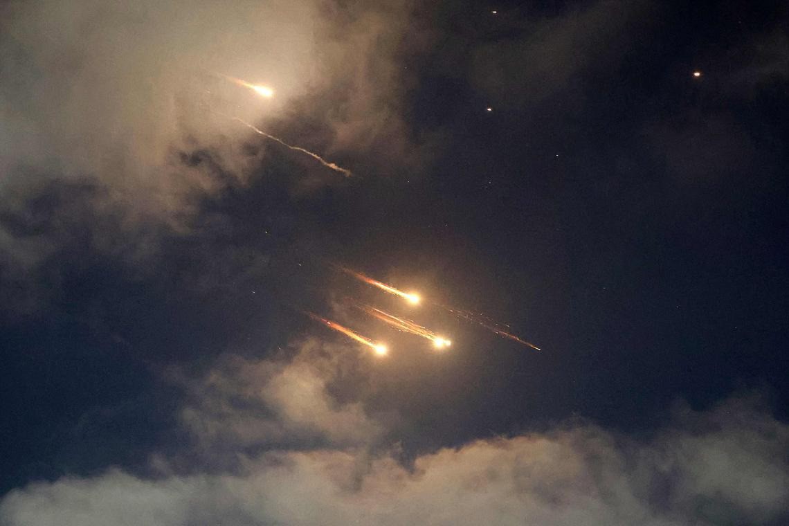 Dấu vết tên lửa Iran tấn công Israel. Ảnh: AFP