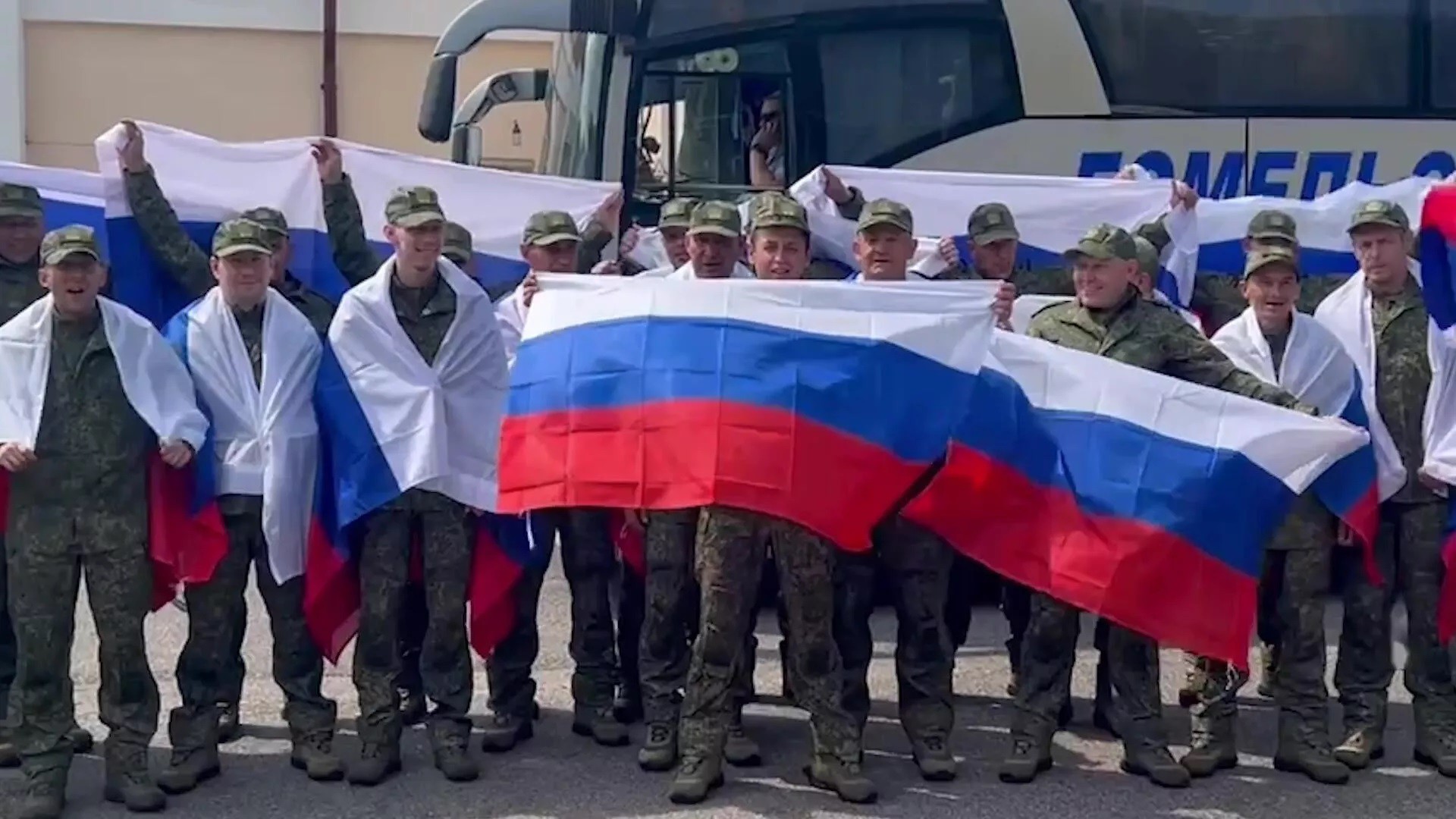Quân nhân Nga được trả tự do trong đợt trao đổi tù binh mới với Ukraine (ảnh: RIA Novosti)