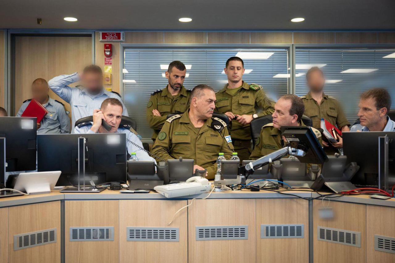 Ông Eyal Zamir (giữa ảnh) – Tổng tham mưu trưởng lực lượng Israel (ảnh: Getty)