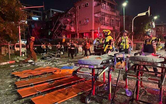 Thiệt hại ở Tel Aviv trong đòn tập kích tên lửa rạng sáng ngày 14/6 của Iran (ảnh: Reuters)