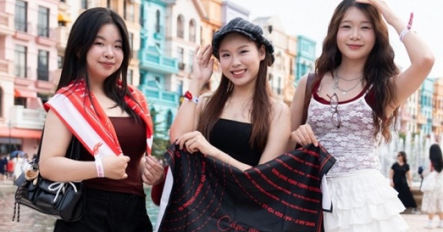 Hàng nghìn người "đội nắng" để gặp Anh trai chô...