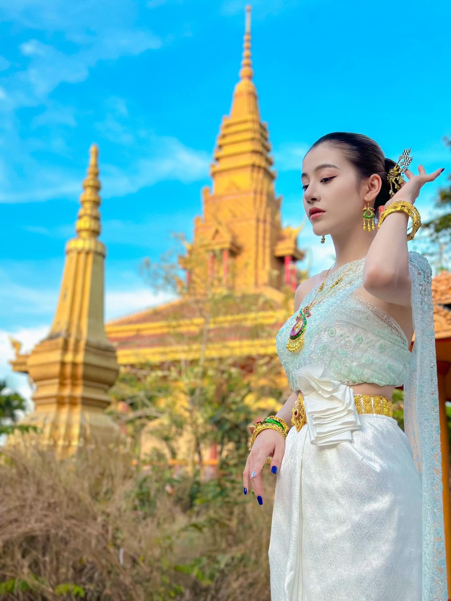 Du khách có thể thuê trang phục và chụp ảnh kỷ niệm ở chùa Tà Pạ. Ảnh: Yến Yến