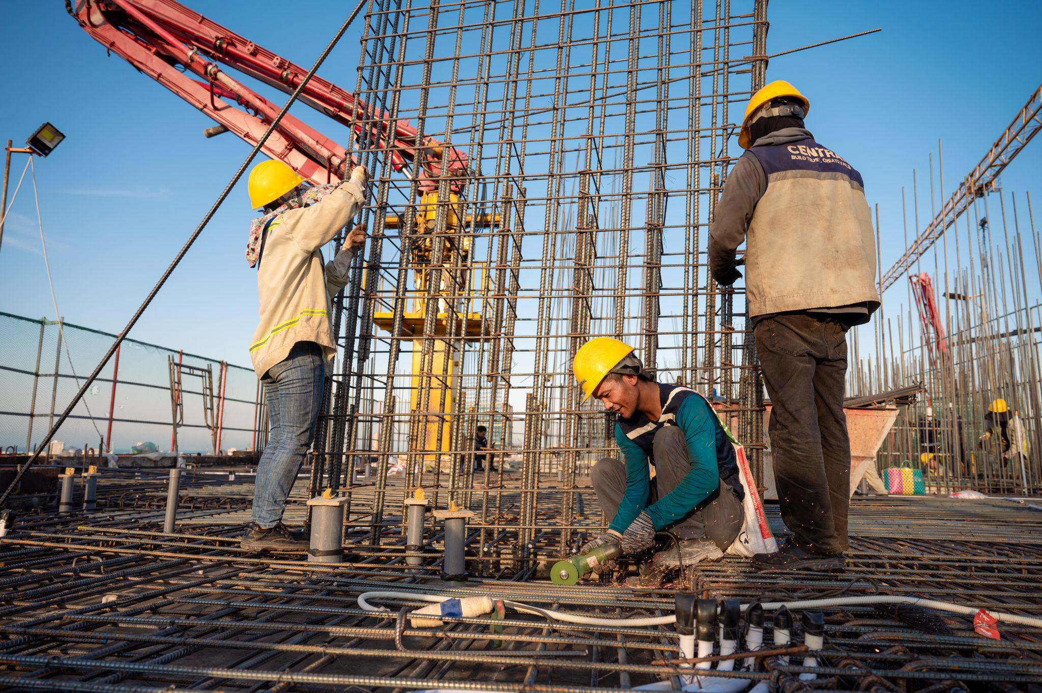 Người công nhân lao động hăng say trên công trường dự án Masteri Rivera Danang