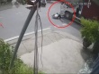 Clip: Phóng nhanh qua điểm giao cắt, cô gái lao thẳng xe vào đầu container