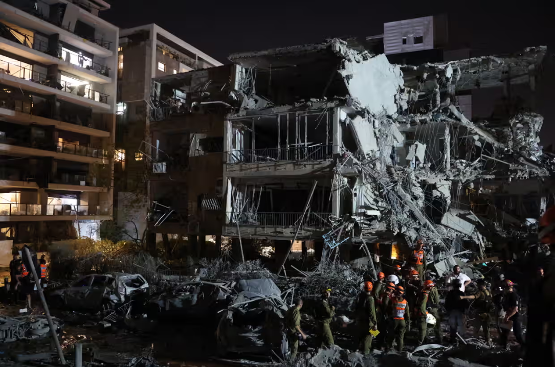Một tòa nhà ở Tel Aviv bị trúng tên lửa Iran. Ảnh: AFP