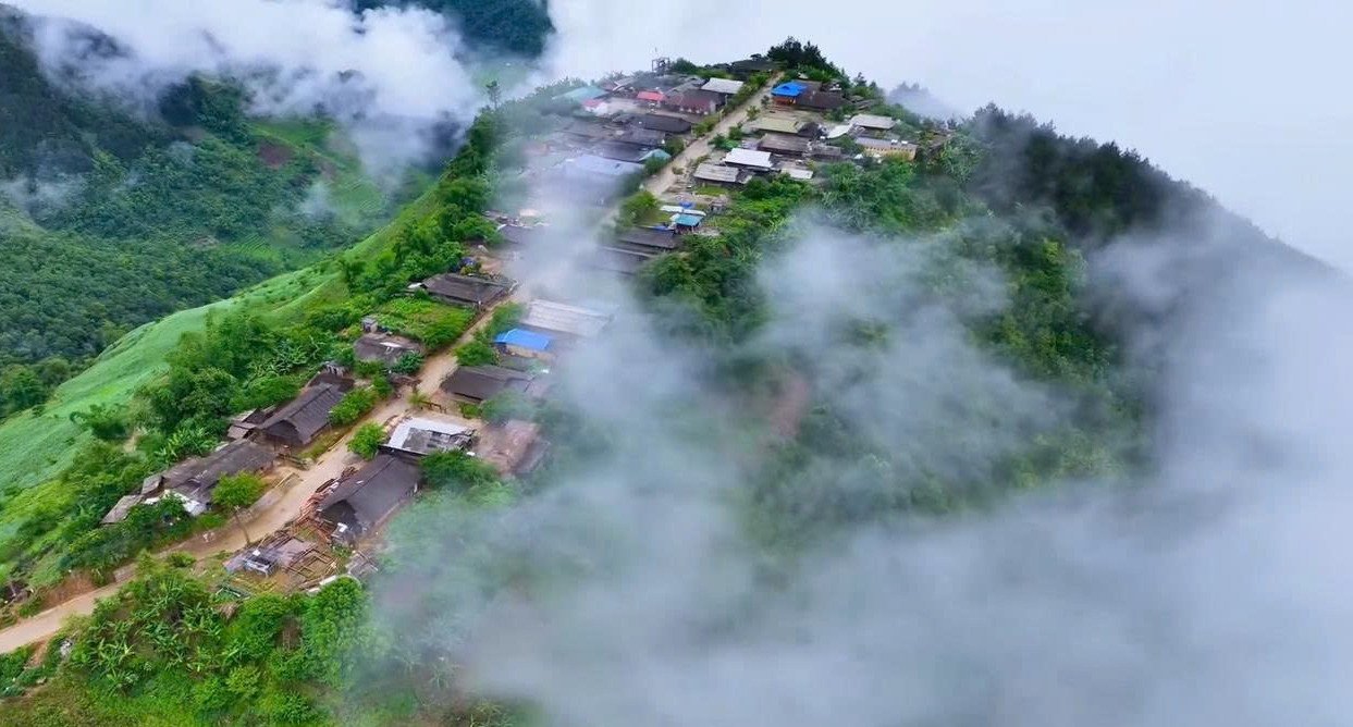 Bản làng trên đỉnh núi ở Yên Bái: Mây phủ bồng bềnh, đẹp như tiên cảnh - 4