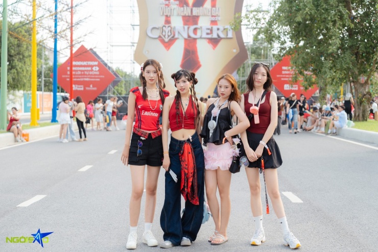 Fan nữ chuộng đồ hở đi xem concert Anh trai vượt chông gai - 3