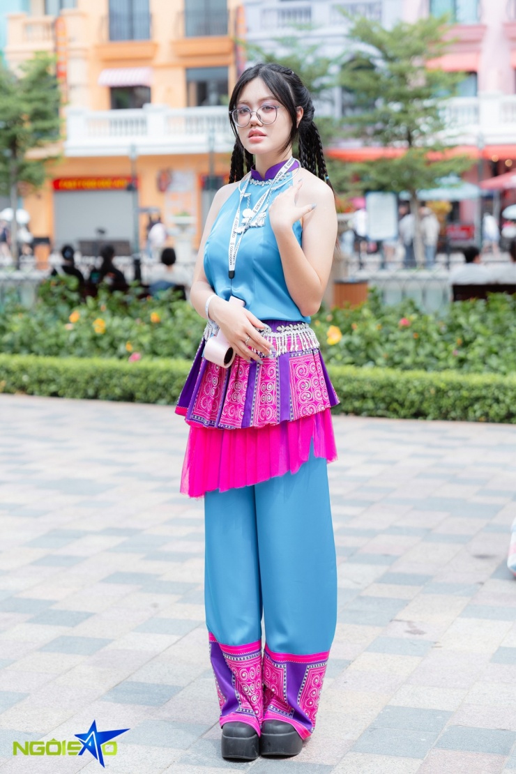 Fan nữ chuộng đồ hở đi xem concert Anh trai vượt chông gai - 4