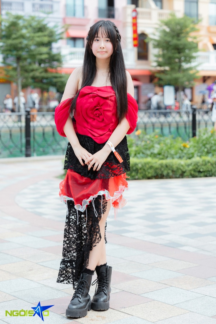 Fan nữ chuộng đồ hở đi xem concert Anh trai vượt chông gai - 8