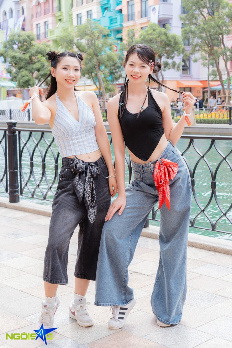 Fan nữ chuộng đồ hở đi xem concert Anh trai vượt chông gai - 9