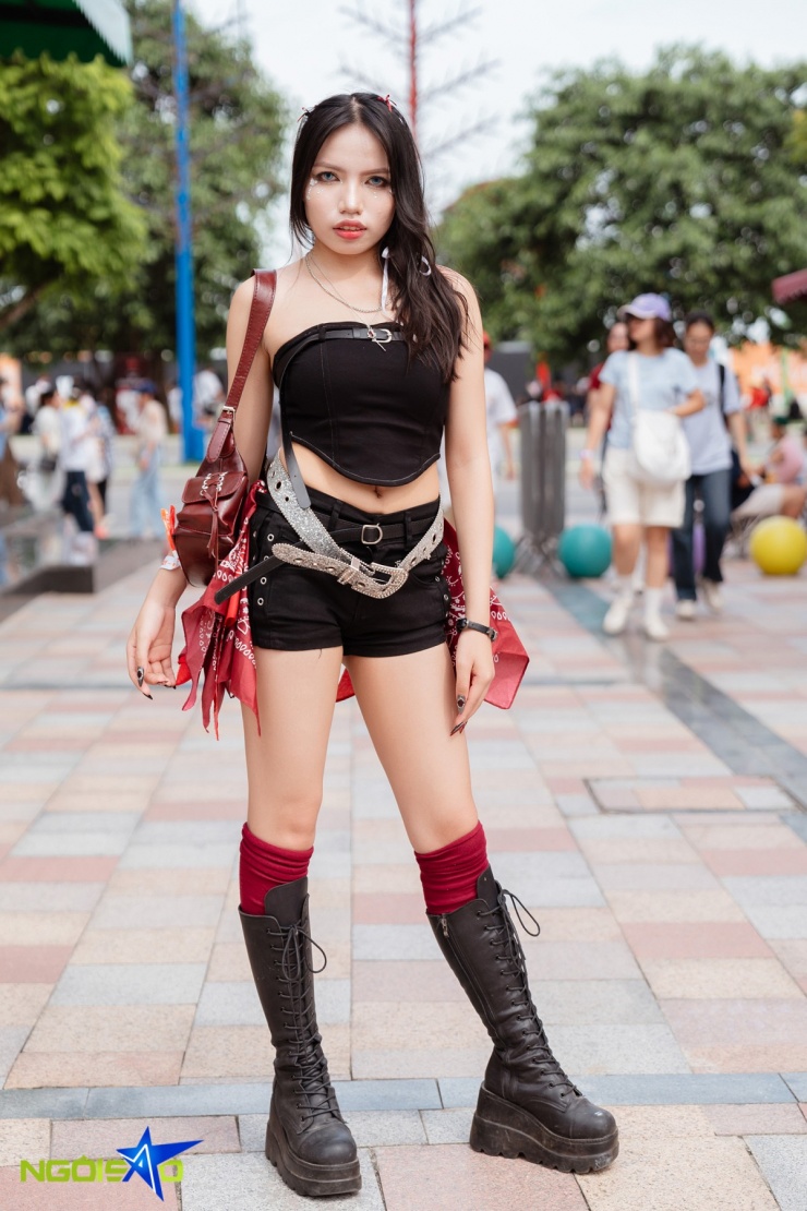 Fan nữ chuộng đồ hở đi xem concert Anh trai vượt chông gai - 12